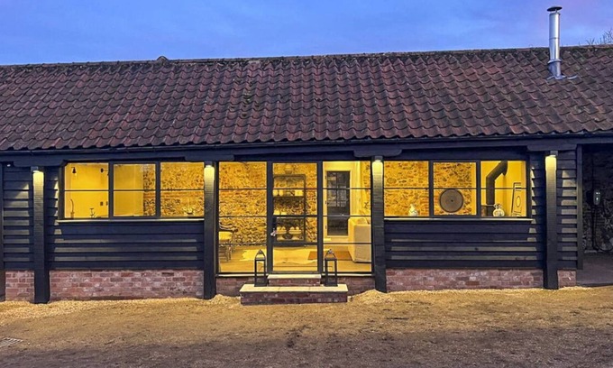 East Dereham Villa | Petite Barn - Two Bedroom Villa, Sleeps 4