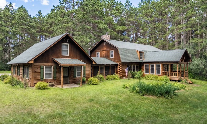 Mauston Kabine | 8BR Log Cabin Sleeps 25+ Pet Friendly Game Room near Castle Rock Lake & WI Dells