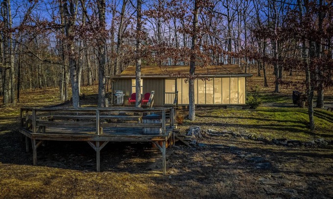 Berkeley Springs Kabine | Pets | Wifi | Pond | Fireplace | Deck | Grill | Screen Porch |Private