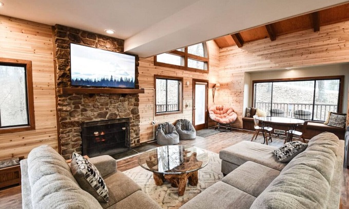 Mount Jackson SkihĂźtte | Pets? YES! đ Resort Passes â
 Hot Tub â
 Sauna â
 Fast Wi-Fi â
 King Beds â
 Views