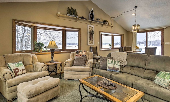 Phillips Kabine | Phillips Cabin w/ Lake Views & Private Dock!