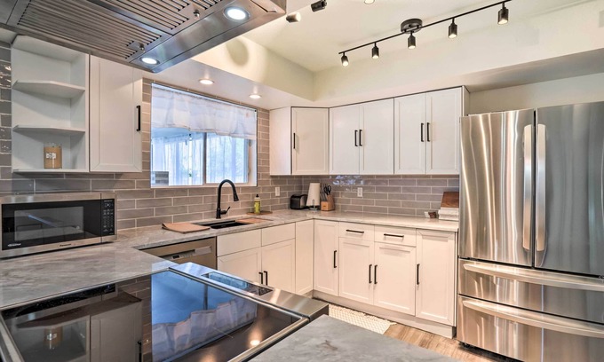 Cavalier Estates Hütte | Phoenix Home w/ Pool, Putting Green & Game Room