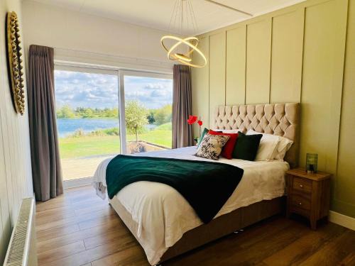 Hawton Haus | Phoenix Lodge - Luxury 2 ensuite bedrooms, lakeside views