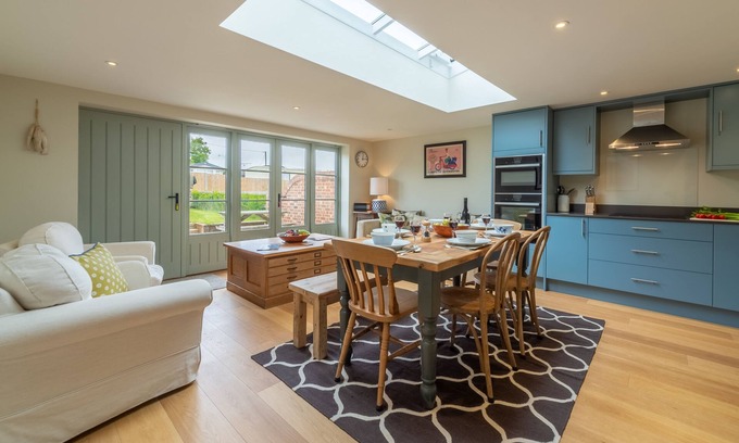 Burnham Overy Staithe Hütte | Dieses Cottage mit mittlerer Terrasse liegt nur zwei Gehminuten vom Hafen entfernt.