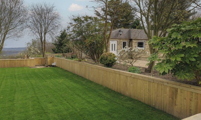 Halifax Haus | PICKWOOD GRANGE, pet friendly, with hot tub in Norland