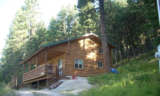 Huson Kabine | Malerische Montana Log Cabin mit Blick auf das Nine Mile Creek