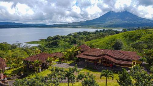 El Fosforo Haus | Pie In The Sky 3, Stunning Lake Volcano Views!