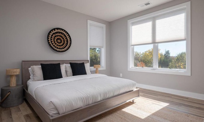 Batesville Wohnung | Piedmont Place Suite 402 Modern Apartment in Heart of Crozet