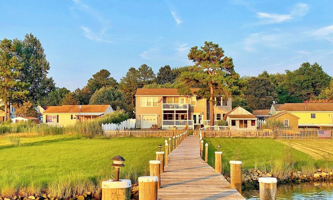 Chester Haus | Pier Pleasure Retreat- Waterfront & Private Pier