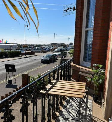 Felixstowe Wohnung | Pier View Felixstowe - Sea View, 50m from the beach