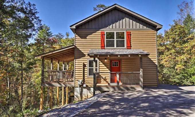 Pigeon Forge Haus | Pigeon Forge Cabin with Hot Tub 1 Mi to Parkway