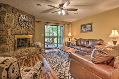 Pigeon Forge Wohnung | Pigeon Forge Condo with Balcony 5 Mi to Attractions