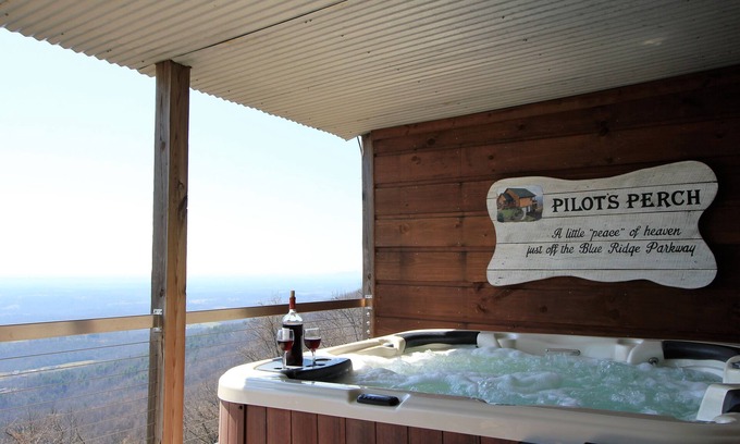 Cana Kabine | Pilot Barsch ~ Luxuriöse Blue Ridge-Kabine mit atemberaubender Aussicht vom Whirlpool