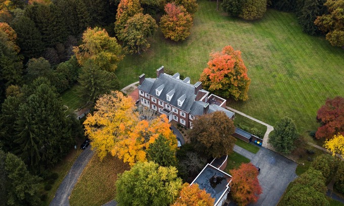 Youngstown Haus | Pine Lakes Club Mansion Ost- und Westflügel. 10.000 qm Schlafmöglichkeiten für 36, 10 Badezimmer