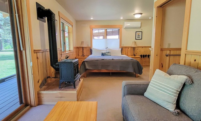 Mazama Haus | Pine Room 16 - garden room at The Inn At Mazama