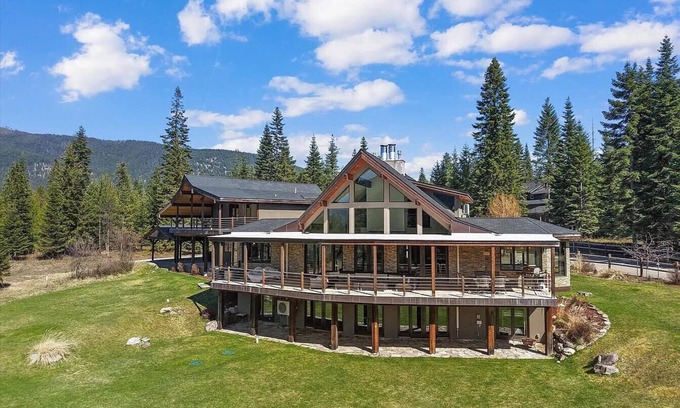 Trout Creek Haus | Pineapple Lodge Sleeps 25 With Guest House Sweeping Views Private Retreat.