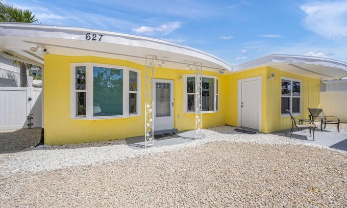 Siesta Key Haus | Pineapple on Siesta Key