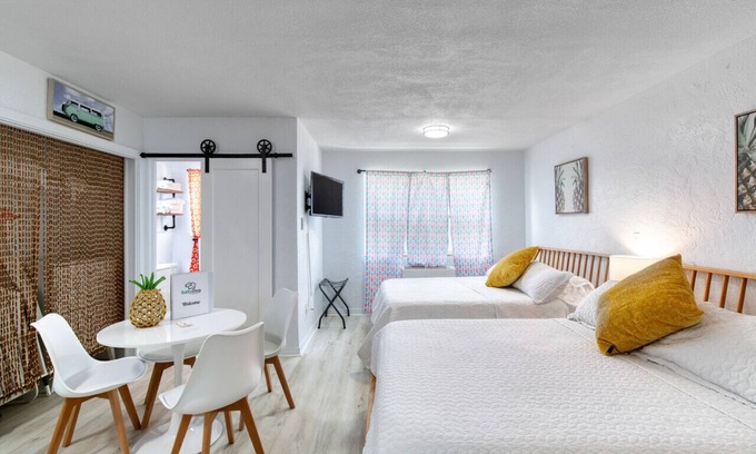 Bridgeport Heights Hotel | Pineapple Shores Inn Unit 1