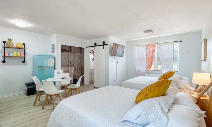 Bridgeport Heights Hotel | Pineapple Shores Retro Inn 5