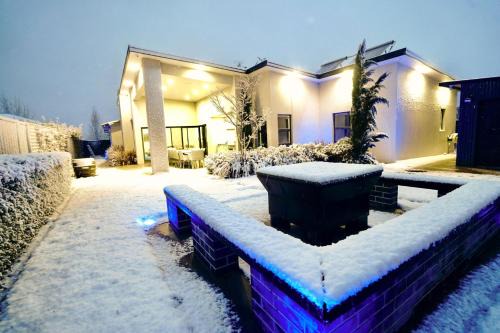 Jindabyne Haus | Pinecone Lodge - Luxury 4BR Home l EV Charger l Fire Pit l WiFi l BBQ l 4 Car Garage