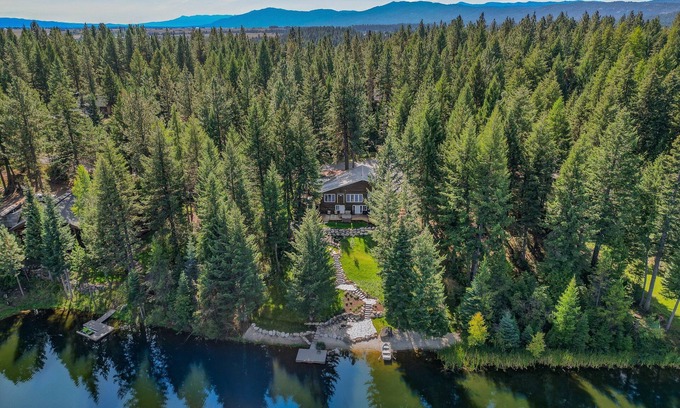 McCall Haus | Pines on the Pond - Private Dock - 6 Bedrooms - WiFi - Large Driveway - Rio Vista Pond