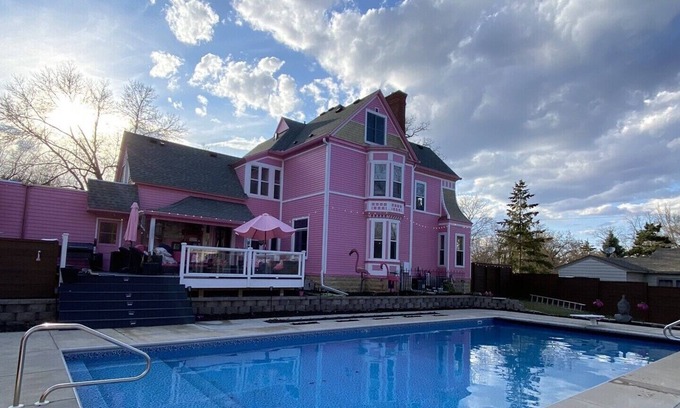 Hudson Haus | Pink Castle Bae-Kation