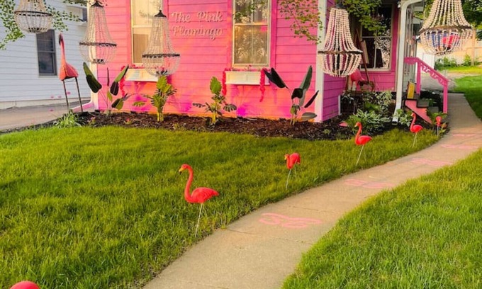 Hudson Haus | Pink Flamingo Downtown Hudson w/hottub
