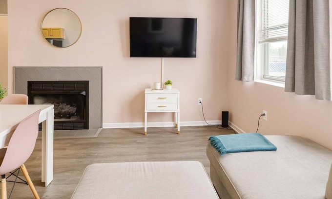 Downtown Cleveland Wohnung | Pink playhouse sq near Progressive field & CSU