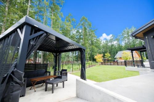 Yamanakako Villa | Pino-富士山麓-山中湖-新築貸切ヴィラ-蚊帳東屋BBQ無料-150平米ドッグラン付-小型犬3匹無料-長期滞在早期歓迎割引-バリアフリー