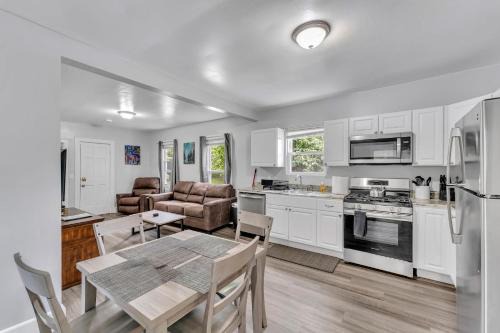 Oneonta Wohnung | Pitcher's Paradise Apt 1-All Star Baseball Rentals