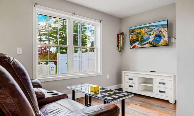 Old Orchard Beach Wohnung | Pixel Perfect Escape: 2BR Retreat w/ Gaming Theme