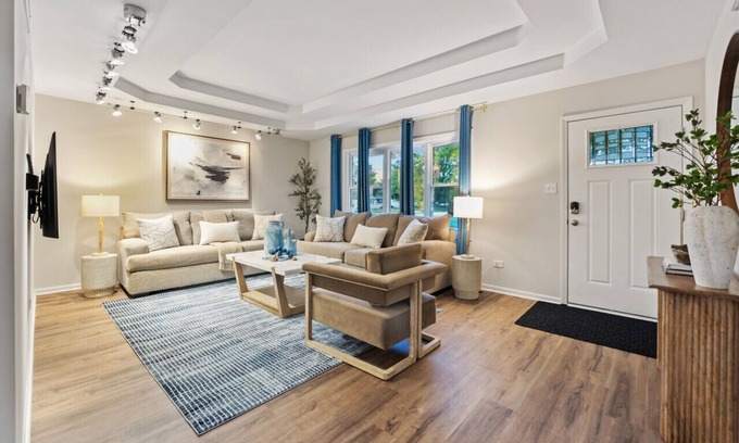 Fox Valley Haus | Plainfield Hidden Gem 2 King Beds