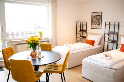 Toging am Inn Wohnung | Platz für 8 Pers - C4S Come4Stay Monteure "InnArt" Boxspringbett Einzelbett Töging am Inn, Parkplatz, WLAN, Balkon, Smart TV, voll ausgestatteter Küche, Waschmaschine