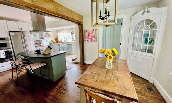 Ironto Haus | Pleasant Cottage Sunrise & Sunset Mountain Views