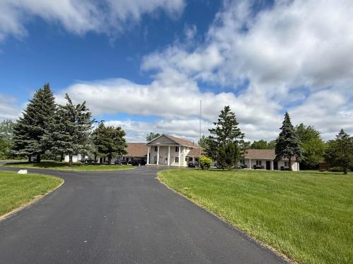 Lockport Hotel | Pleasant Hill Motel