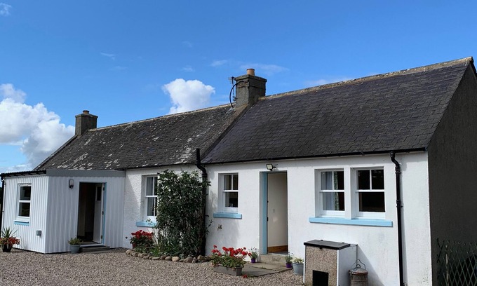 Forres Hütte | Ploughmans Cottage - a rural that sleeps 4 guests in 2 bedrooms