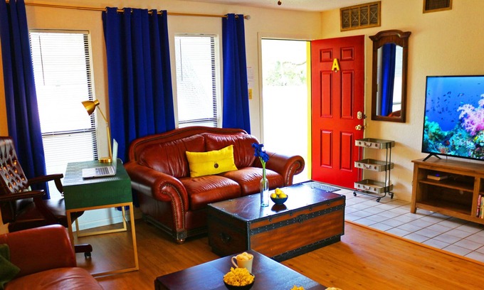 Manor Wohnung | Plush Double King Apt w Parking, Pet friendly, WiFi & Laundry