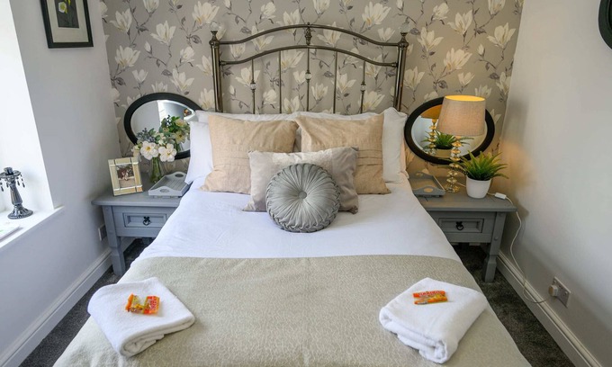 Abercwmboi Haus | Poet's Cottage: Breathtaking Aberdare Heritage