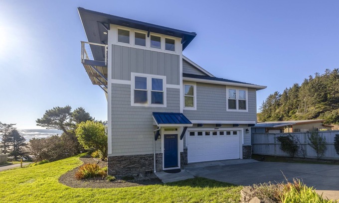 Newport Haus | Point Break at Agate Beach, Sleeps 12, Oceanfront, Loft, Game Room, Hot Tub, Beach Access, BBQ