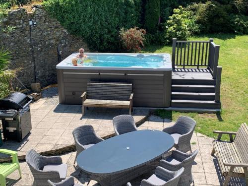 Bodinnick Haus | Polean Farm Old Farmhouse - With Large Jacuzzi, Games Room, Near the Sea and with Free Access to a Nearby Pool