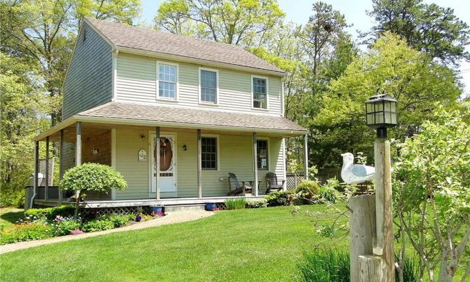 Dennis Hütte | Teichblick ~ Stößt an Naturschutz- und Wanderwege. Am Teich wird gefischt