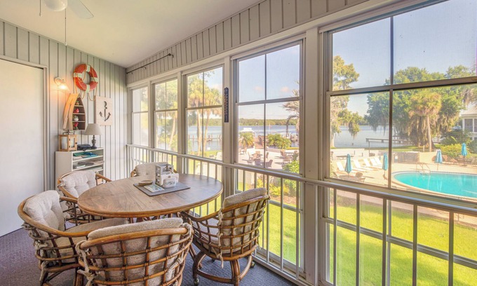 Welaka Eigentumswohnung | Pool Access & Lanai: Riverfront Welaka Condo!