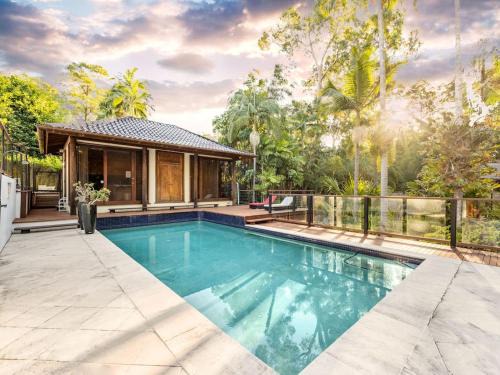 Chapel Hill Haus | Pool Tennis and Cinema 7Beds Bali Inspired Retreat