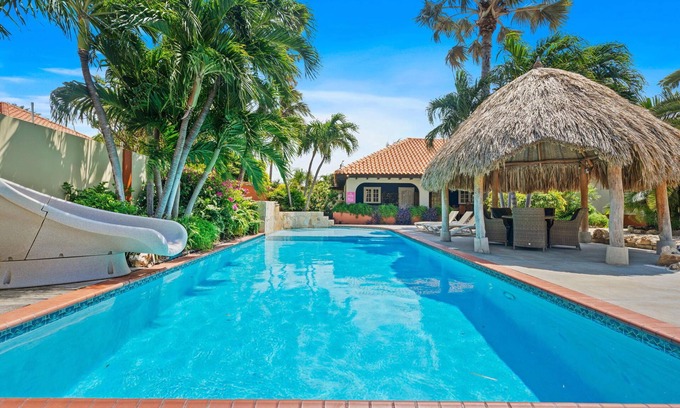 Turibana Villa | 6BR tropisches Paradies, riesiger Pool, Jacuzzi, Strandbereich mit Bar.