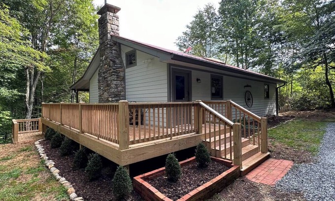 Cullowhee Kabine | Pop's Peak is a charming 3-bdr 3-bath cabin with WiFi, AC at Lake Glenville