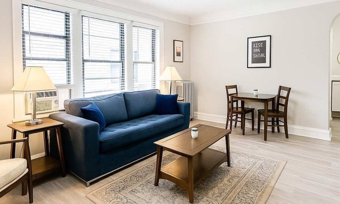 Chicago Wohnung | Portage Park 1BR Retreat