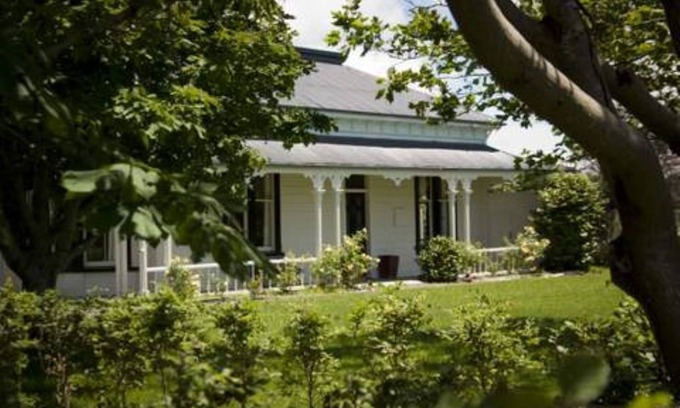 Martinborough Haus | Porters Vineyard . Great location on Kitchener Street, A short walk to town.