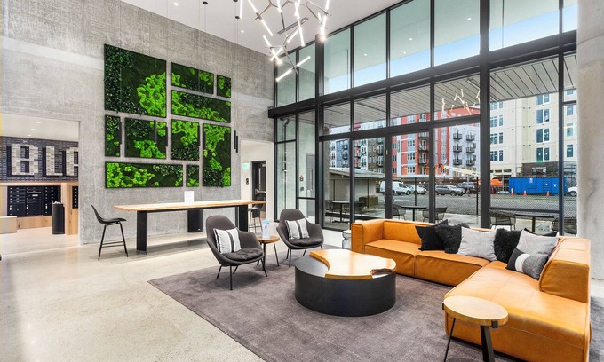Downtown Wohnung | Posh Lofty Pad in Central Redmond
