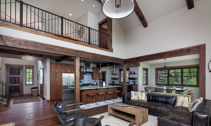Whitefish Wohnung | Posh Multi-Level Retreat w/Preserve Views, BBQ, Kid’s Playroom