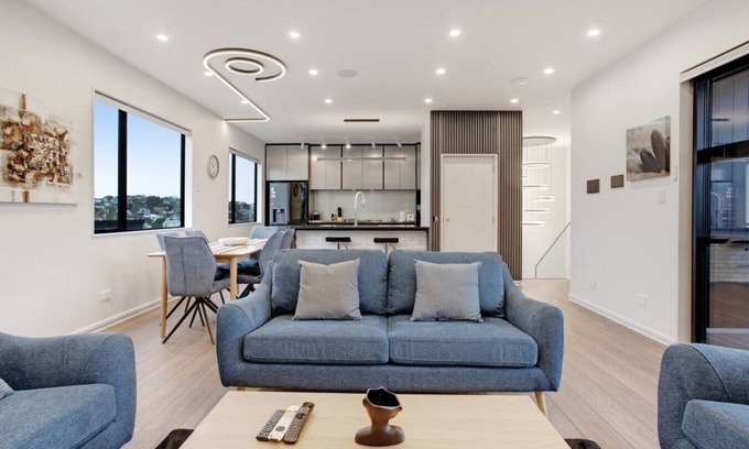 Orakei Haus | Premium Abode with Lift and Water Views
